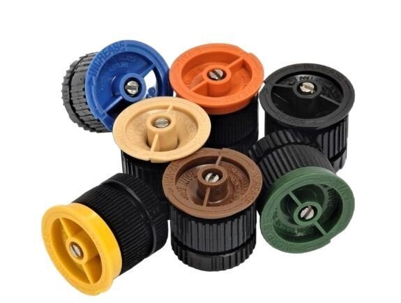 Rain Bird VAN purkštukai – tai universalūs, tiksliai reguliuojami purškimo antgaliai, skirti efektyviam ir tolygiam vejos bei dekoratyvinių augalų laistymui. VAN (Variable Arc Nozzle) technologija leidžia lengvai ir greitai keisti purškimo kampą – nuo siauro sektoriaus iki beveik pilno apskritimo, todėl vienas purkštukas tinka įvairioms zonoms ir sudėtingiems kraštovaizdžio išdėstymams. Rain Bird VAN purkštukai – tai universalūs, tiksliai reguliuojami purškimo antgaliai, skirti efektyviam ir tolygiam vejos bei dekoratyvinių augalų laistymui. VAN (Variable Arc Nozzle) technologija leidžia lengvai ir greitai keisti purškimo kampą – nuo siauro sektoriaus iki beveik pilno apskritimo, todėl vienas purkštukas tinka įvairioms zonoms ir sudėtingiems kraštovaizdžio išdėstymams. Dėl didesnių lašų struktūros purškimas tampa atsparesnis vėjui, o integruotas „pull-up to flush“ valymo mechanizmas užtikrina patogią priežiūrą ir ilgalaikį veikimą. Rain Bird VAN purkštukai pasižymi vienoda kritulių norma tarp skirtingų modelių, todėl galima lengvai derinti kelis skirtingų nuotolių antgalius vienoje zonoje be papildomų skaičiavimų. Rain Bird VAN reguliuojamas purkštukas su keičiama laistymo arka